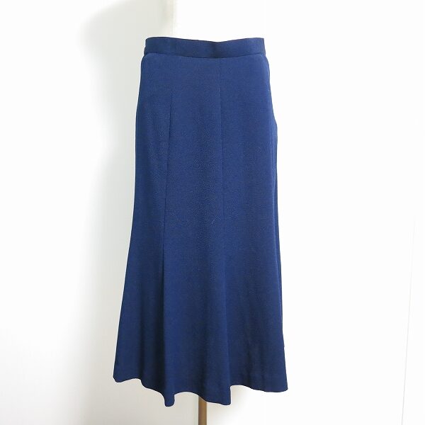 綺麗なネイビーブルーが印象的 三年坂のスカートを買取しました