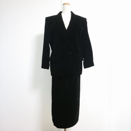 ベロア調が輝かしい ヨシエイナバのスカートスーツを買取しました