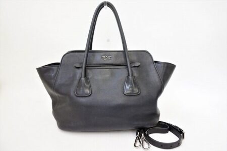 プラダのバッグを買取しました｜ストラップ付きで安心