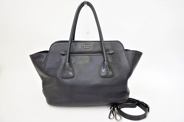 プラダのバッグを買取しました|ストラップ付きで安心