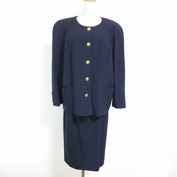 紺と金ボタンで美しく！レリアンのスカートスーツを買取しました