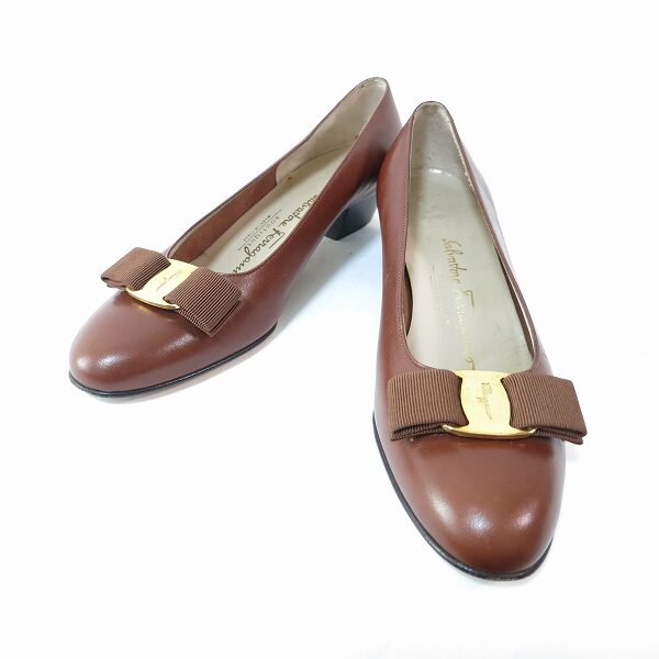 ポップな茶色が可愛い！フェラガモのパンプスを買取しました