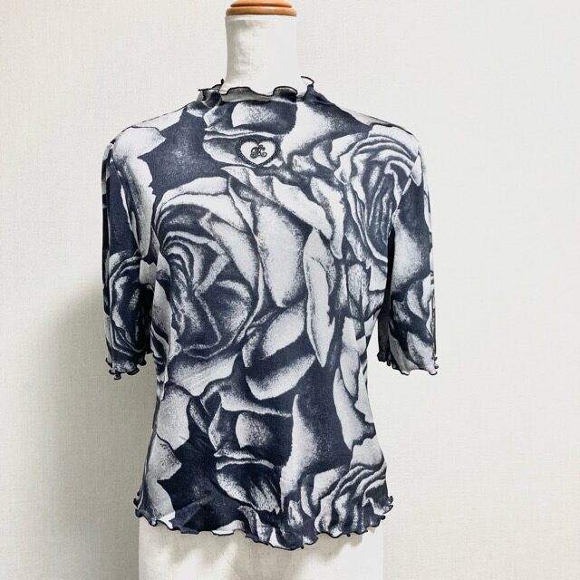 アートのようなバラに見惚れる 伊太利屋のカットソーを買取しました