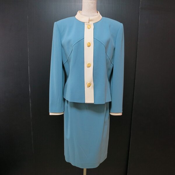 ジュンアシダのスカートスーツを買取しました!水色×白色で清々しい