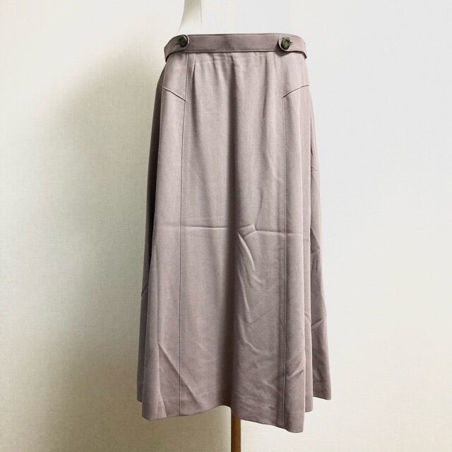 レリアンのベージュスカートを買取しました|持っていて困ることはない