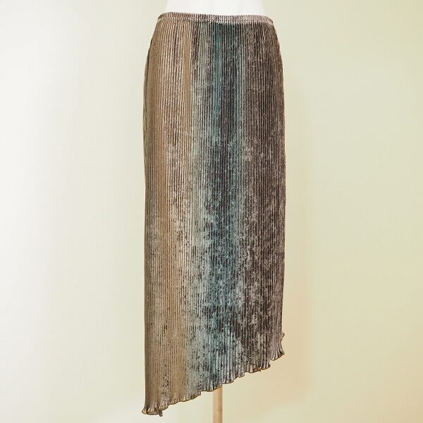 玉虫色が何とも豪華なセンソユニコのスカートを出張買取ご利用のお客様より買取しました