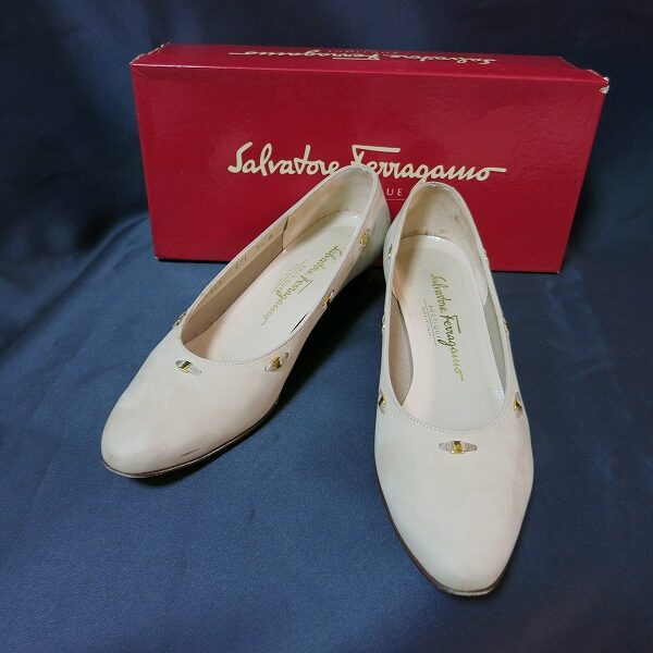 綺麗めな雰囲気に心安らぐ フェラガモのパンプスを買取しました