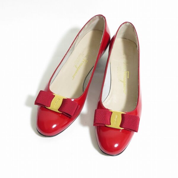 フェラガモのパンプスを買取しました｜ヴァラ×赤の組み合わせが可愛い