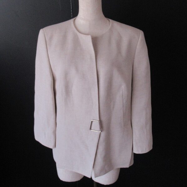 ノーカラー×ベージュでデキル女に！アクリスのジャケットを買取しました