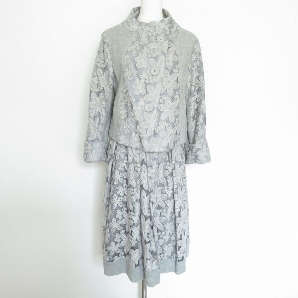 派手過ぎない花刺繍が素敵なCOSA-NOSTRAのスカートスーツを買取しました