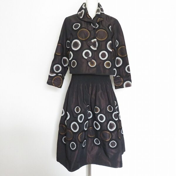 抑揚ある雰囲気 コーザノストラのスカートスーツを買取しました