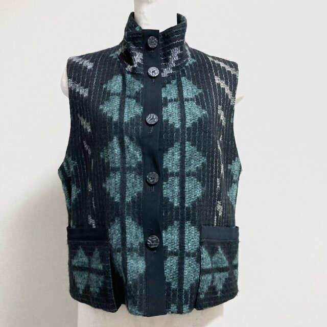 イークラットのベストを買取しました!黒×緑×白のハーモニーが素敵