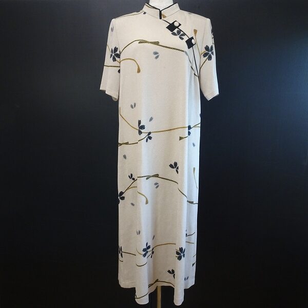 白で清潔感もある 詩仙堂のワンピースを買取しました