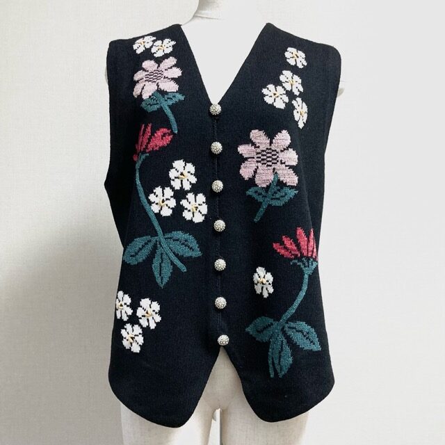 お花の色合いも綺麗!斉藤都世子のベストを買取しました