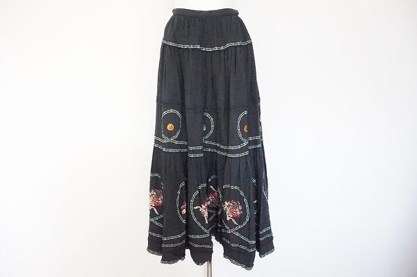 ピンクハウスのスカートを買取しました!黒×シックな花柄に魅了