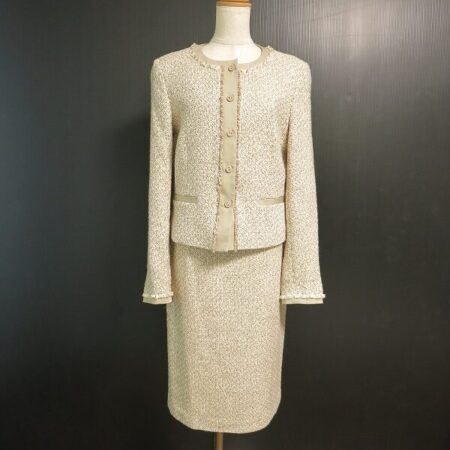 マックスマーラのスカートスーツを買取しました！ベージュとゴールドのかっこよさが光る