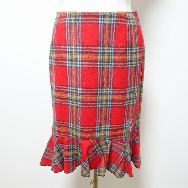 赤チェックがおしゃれで活動的な女性にしてくれる!伊太利屋のスカート
