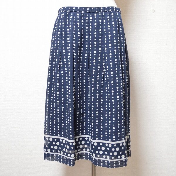レリアンのスカートを買取しました！紺×白の組み合わせがスタイリッシュ