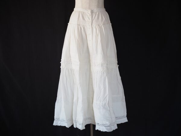 清楚な風合いも出せる ピンクハウスのスカートを買取しました