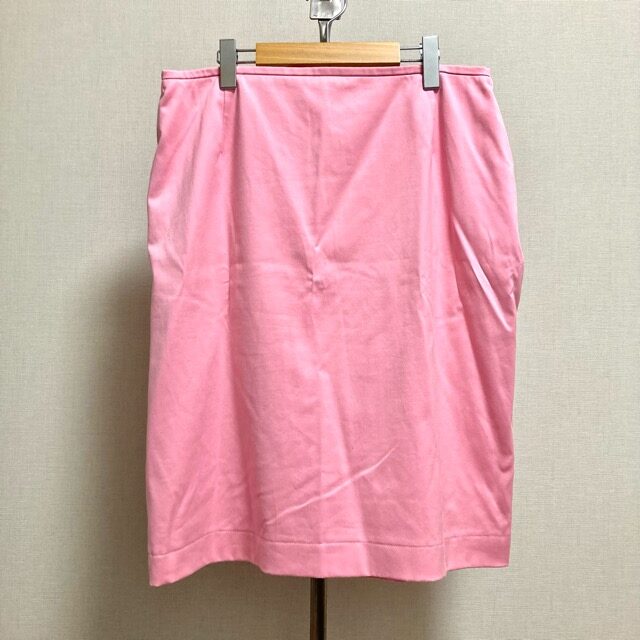 可愛らしくも華やかに決まる エスカーダのスカート