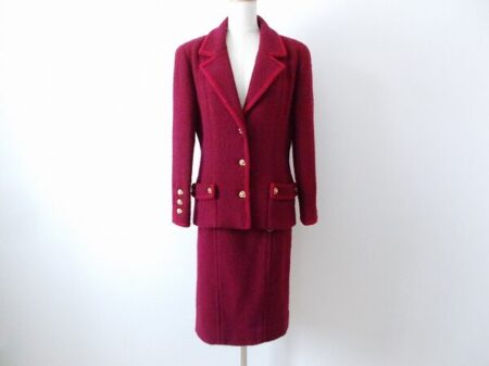 シャネルのスカートスーツを買取しました！ボルドーカラーで堅実さもある