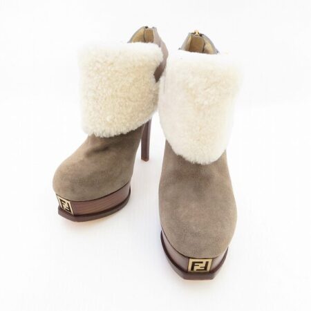 ボアがアクセントに｜フェンディのブーティを買取しました