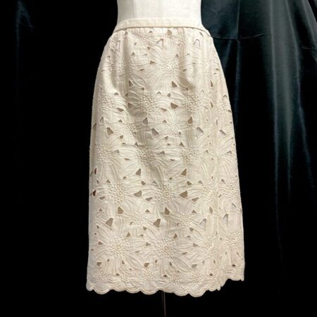 フェミニンなカットワーク！レリアンのベージュスカートを買取させて頂きました