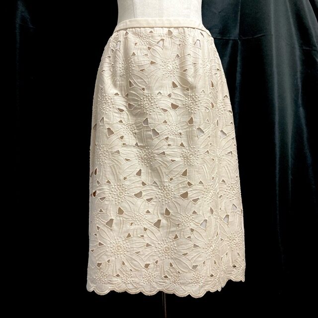 フェミニンなカットワーク！レリアンのベージュスカートを買取させて頂きました