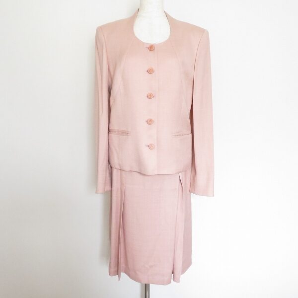 心和ませてくれる！ジュンアシダのスカートスーツを買取しました