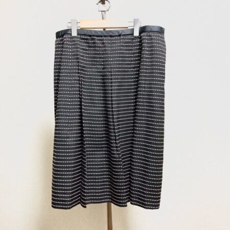 黒に優しいピンクが乗ったドット！レリアンのスカートを買取しました