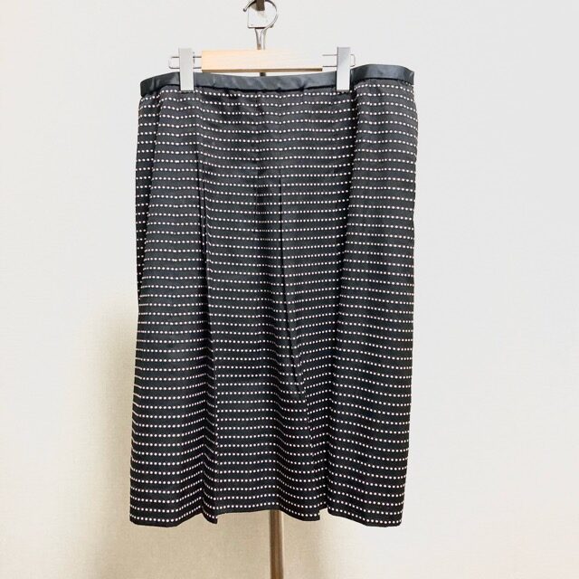 黒に優しいピンクが乗ったドット!レリアンのスカートを買取しました
