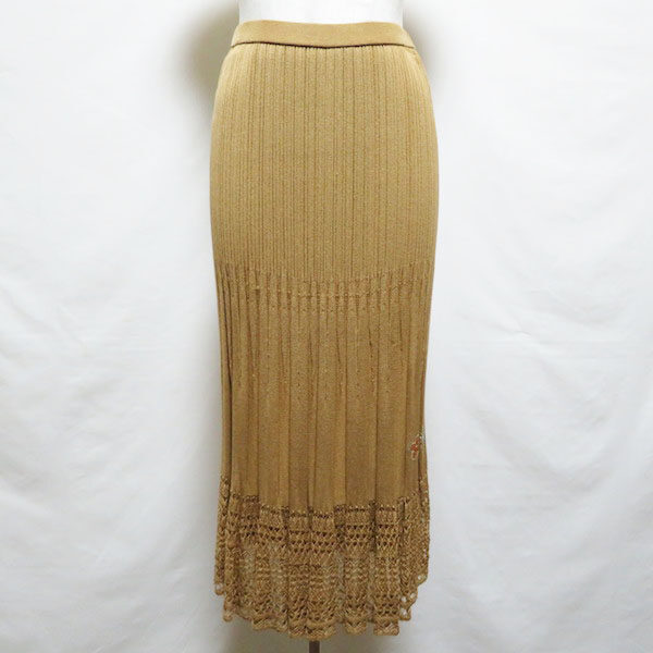 リブニットで色っぽく綺麗に｜伊太利屋のスカートを買取しました