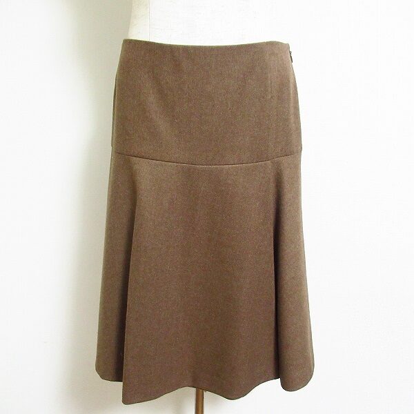 茶色とフリルで適度に可愛くが叶う｜アクリスのスカートを買取しました