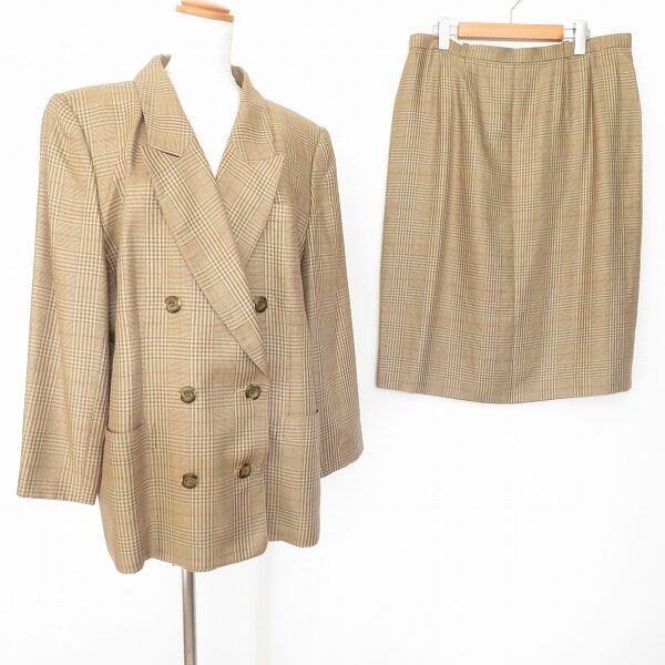 しっかりとしたベージュが印象的 レリアンのスカートスーツを買取しました