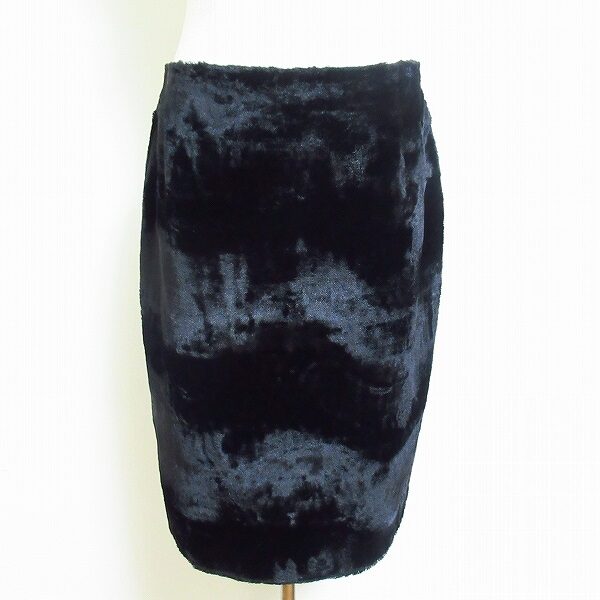 ベロア調で気持ちも落ち着く アクリスのスカートを買取しました