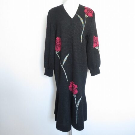 女性ウケ抜群！黒とバラのの組み合わせが嬉しい斉藤都世子のワンピースを買取しました