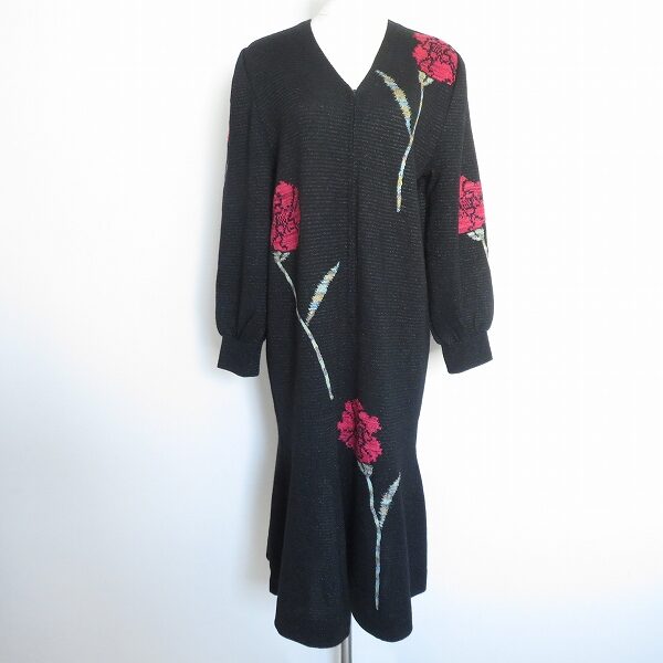 女性ウケ抜群!黒とバラのの組み合わせが嬉しい斉藤都世子のワンピースを買取しました