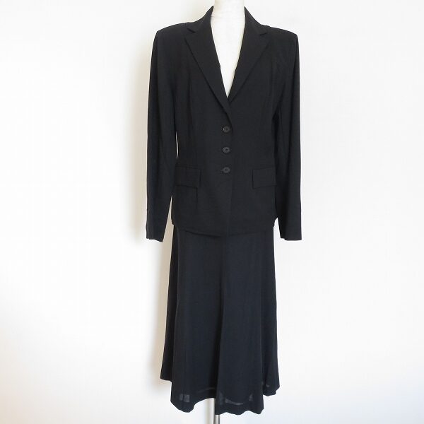 サマーウールが嬉しい ヨシエイナバのスカートスーツを買取しました