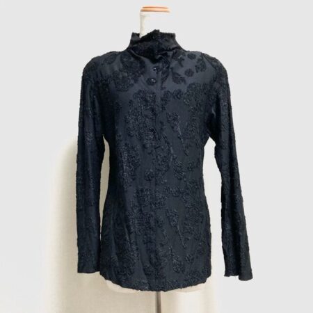 ハイネックと刺繍が色っぽい ヨシエイナバのカットソー