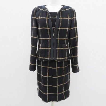 シャネルのワンピーススーツを買取しました！黒×ゴールドが素敵