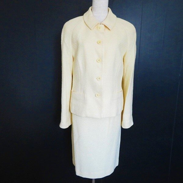 優しい黄色で好印象に アクアスキュータムのスカートスーツを買取しました