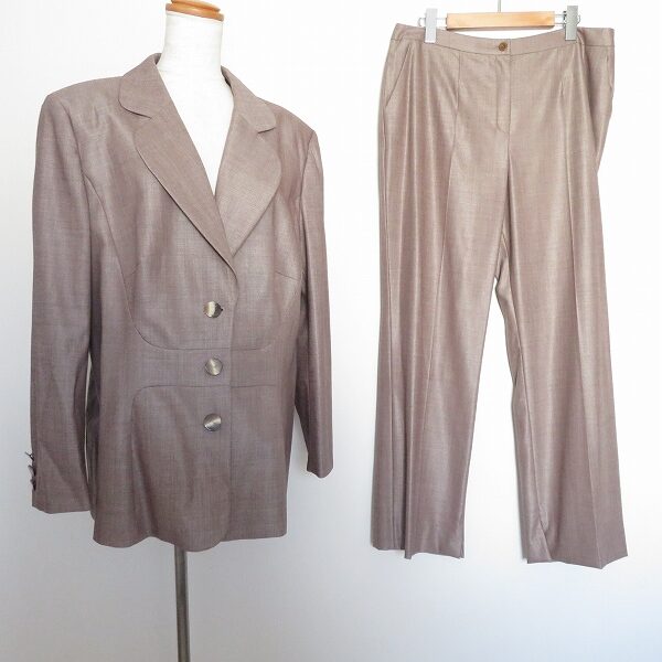 シルクの光沢が眩しい エスカーダのパンツスーツを買取しました