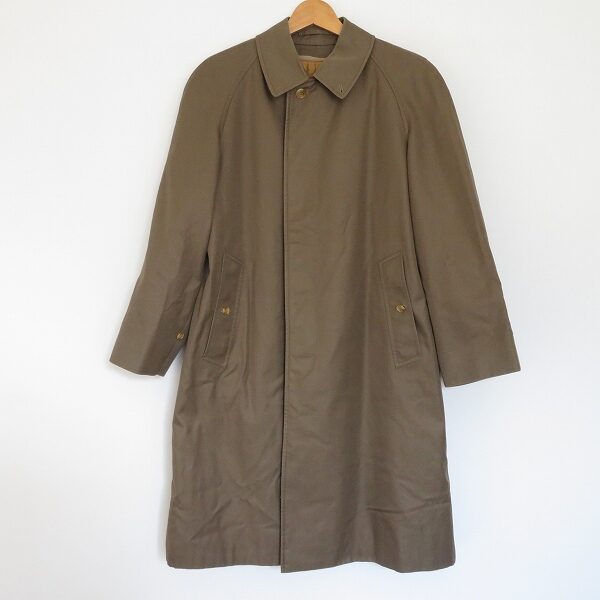 渋いブラウンがいい感じ バーバリーのコート