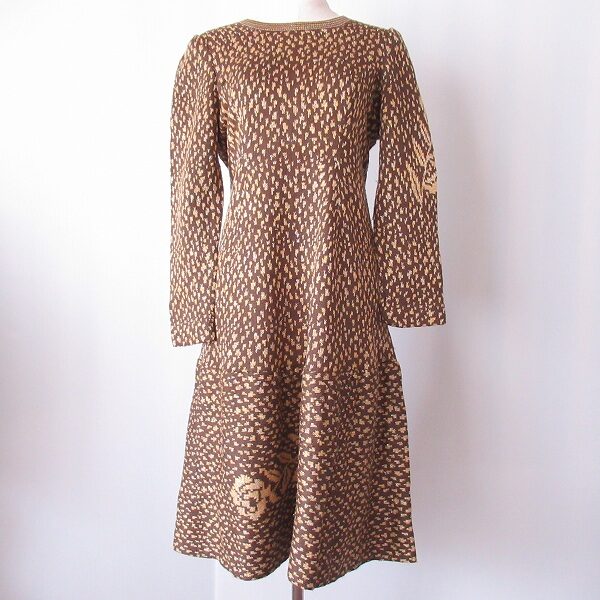 袖や裾の広がり具合も素敵な斉藤都世子のワンピース