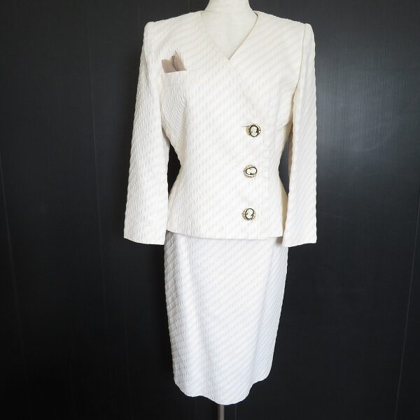 カメオボタンがレア 銀座マギーのスカートスーツを買取しました