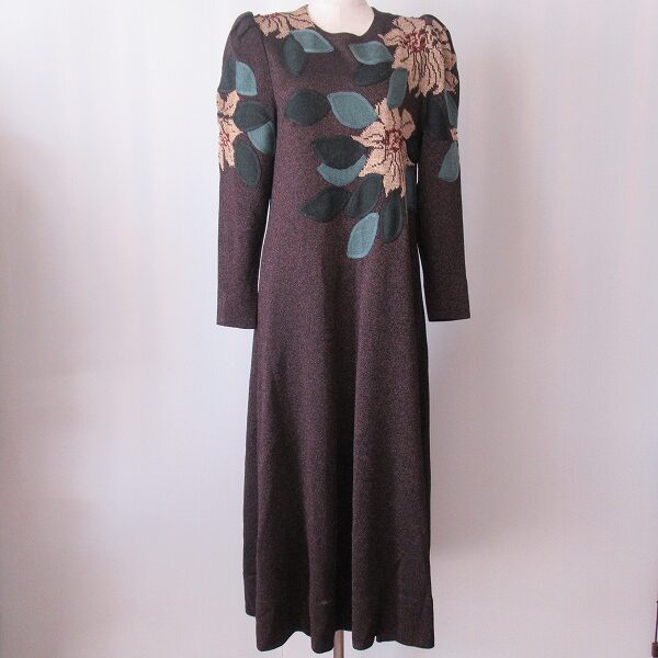 斉藤都世子のワンピースを買取しました！上部の花が綺麗