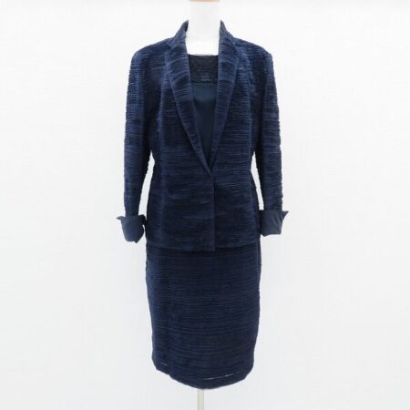 アクリスのスカートスーツを買取しました！紺とフリルの間違いない組み合わせ