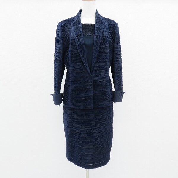 アクリスのスカートスーツを買取しました！紺とフリルの間違いない組み合わせ