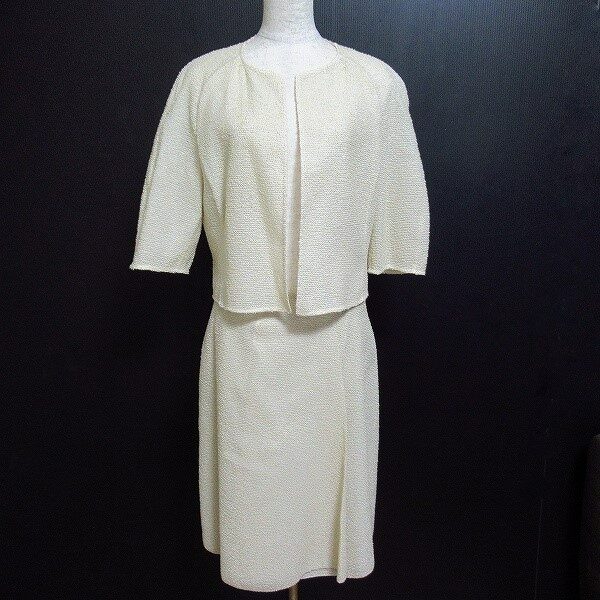 アクリスのスカートスーツを買取しました！ベージュの輝かしさも感じる