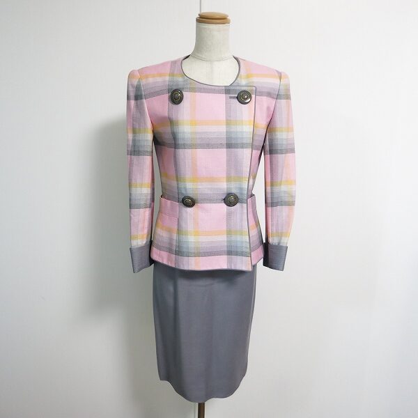 【銀座マギー】グレーとピンクの可愛いさが決め手 スカートスーツを買取しました